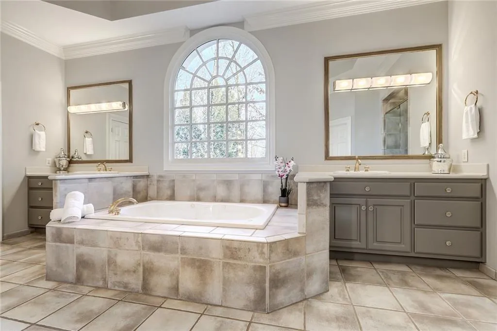 10 Highland Valley Court, Sandy Springs, Georgia 30327, 6 Bedrooms Bedrooms, ,5 BathroomsBathrooms,Residential,Sold,10 Highland Valley Court,6867269