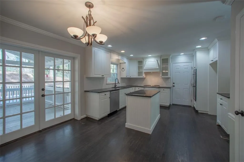 250 W Spalding Drive, Sandy Springs, Georgia 30328, 4 Bedrooms Bedrooms, ,3 BathroomsBathrooms,Residential,Sold,250 W Spalding Drive,6502242