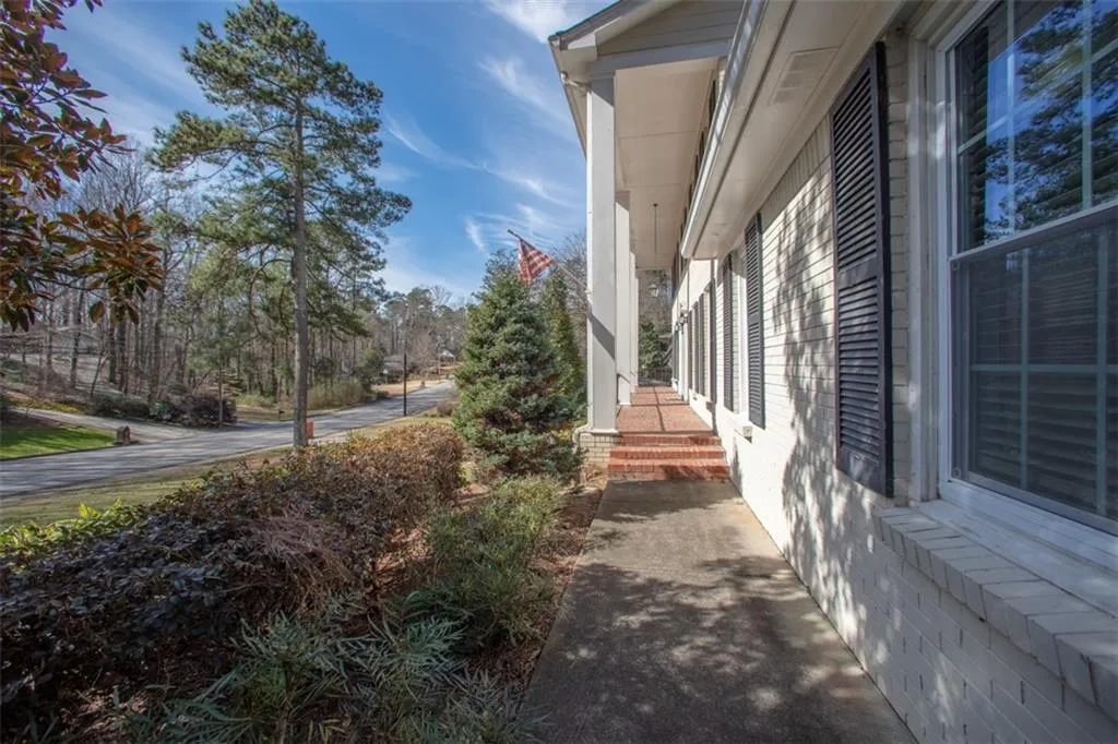 250 W Spalding Drive, Sandy Springs, Georgia 30328, 4 Bedrooms Bedrooms, ,3 BathroomsBathrooms,Residential,Sold,250 W Spalding Drive,6502242