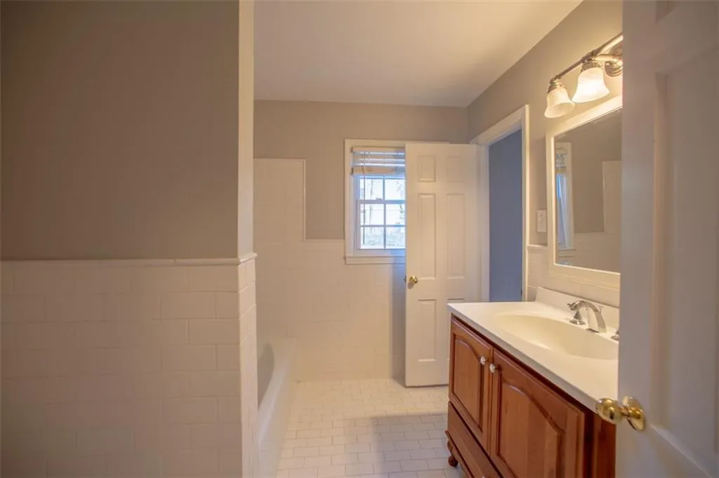 250 W Spalding Drive, Sandy Springs, Georgia 30328, 4 Bedrooms Bedrooms, ,3 BathroomsBathrooms,Residential,Sold,250 W Spalding Drive,6502242