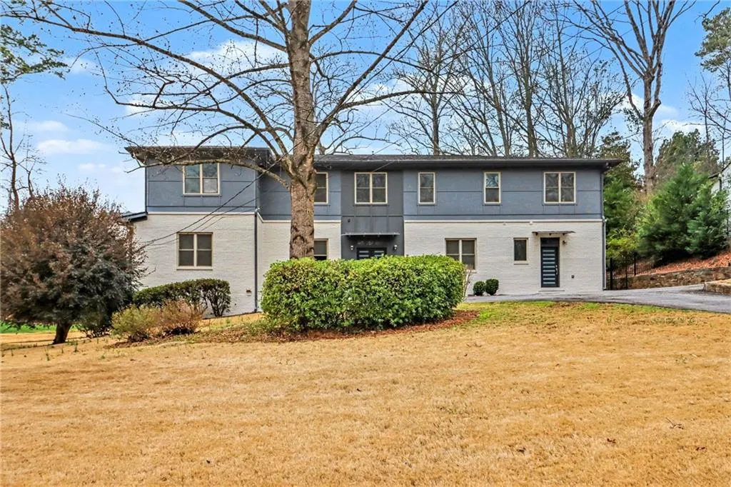 View of front of house featuring a front yard