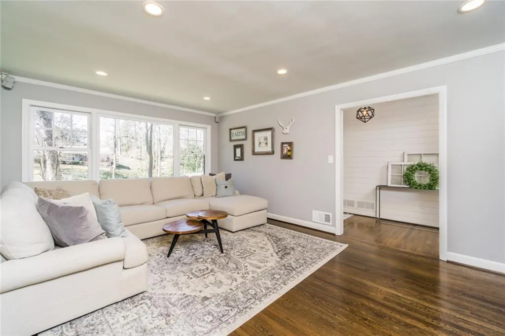 6855 Castleton Drive, Atlanta, Georgia 30328, 3 Bedrooms Bedrooms, ,4 BathroomsBathrooms,Residential,Sold,6855 Castleton Drive,6859399