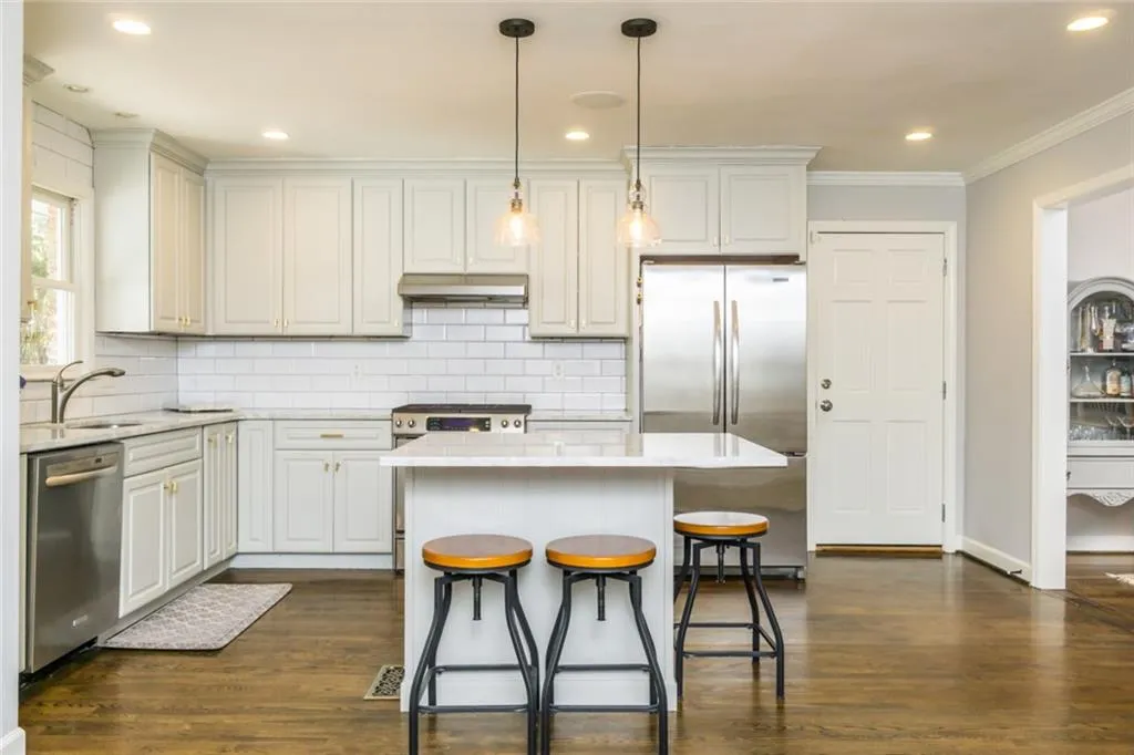 6855 Castleton Drive, Atlanta, Georgia 30328, 3 Bedrooms Bedrooms, ,4 BathroomsBathrooms,Residential,Sold,6855 Castleton Drive,6859399