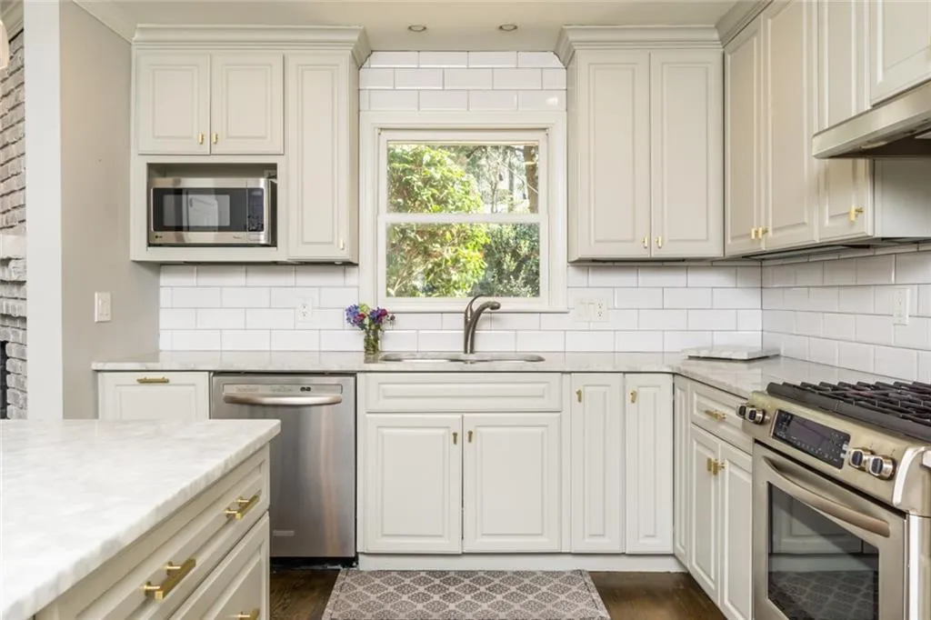 6855 Castleton Drive, Atlanta, Georgia 30328, 3 Bedrooms Bedrooms, ,4 BathroomsBathrooms,Residential,Sold,6855 Castleton Drive,6859399