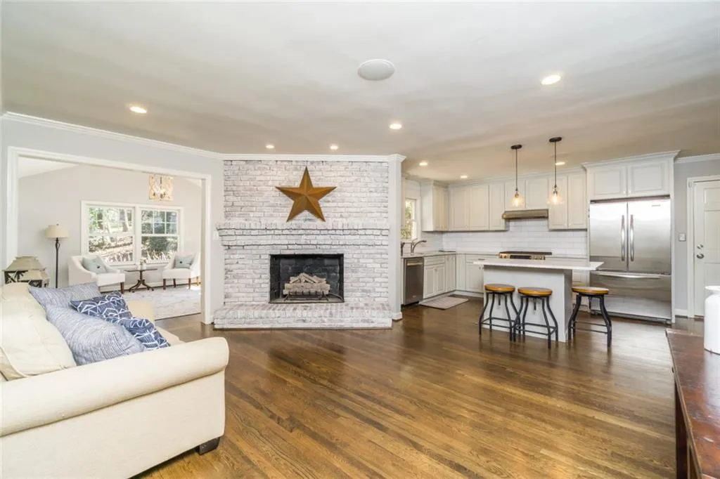 6855 Castleton Drive, Atlanta, Georgia 30328, 3 Bedrooms Bedrooms, ,4 BathroomsBathrooms,Residential,Sold,6855 Castleton Drive,6859399