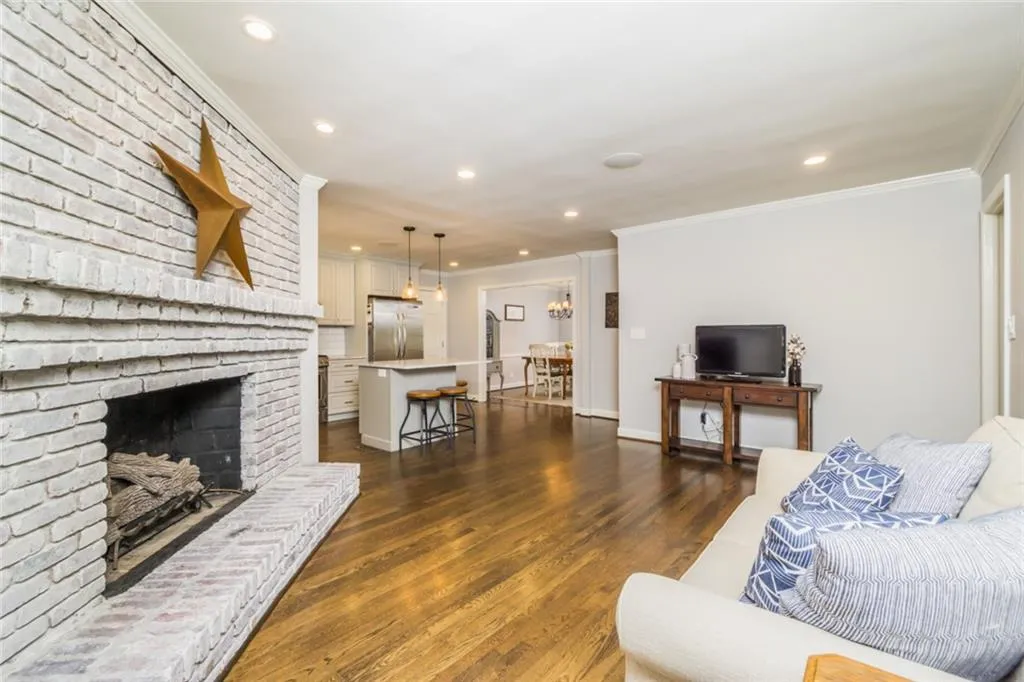 6855 Castleton Drive, Atlanta, Georgia 30328, 3 Bedrooms Bedrooms, ,4 BathroomsBathrooms,Residential,Sold,6855 Castleton Drive,6859399