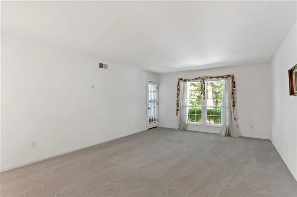 6851 Roswell Road Unit A11, Atlanta, Georgia 30328, 3 Bedrooms Bedrooms, ,2 BathroomsBathrooms,Residential,Sold,6851 Roswell Road Unit A11,6762889