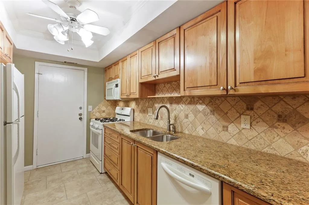 6851 Roswell Road Unit A11, Atlanta, Georgia 30328, 3 Bedrooms Bedrooms, ,2 BathroomsBathrooms,Residential,Sold,6851 Roswell Road Unit A11,6762889
