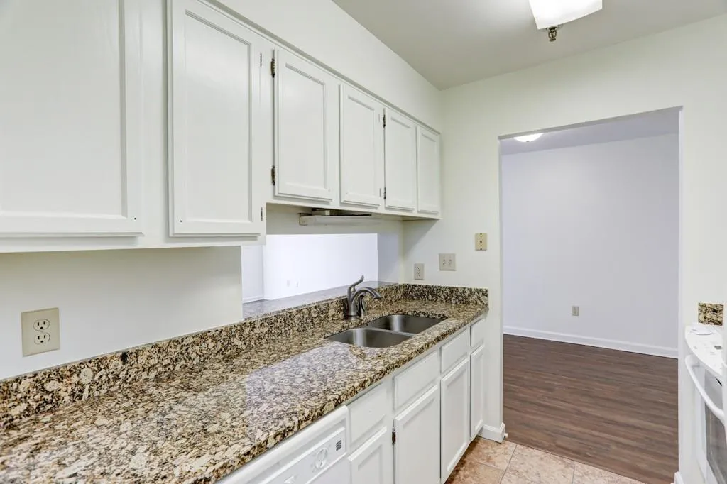300 Johnson Ferry Road Ne Unit A405, Sandy Springs, Georgia 30328, 1 Bedroom Bedrooms, ,1 BathroomBathrooms,Residential,Sold,300 Johnson Ferry Road Ne Unit A405,7195785