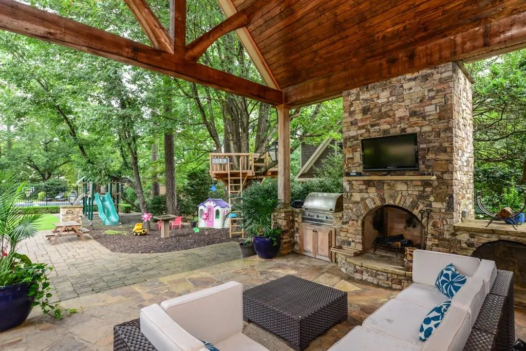710 E Northway Lane, Atlanta, Georgia 30342, 6 Bedrooms Bedrooms, ,5 BathroomsBathrooms,Residential,Sold,710 E Northway Lane,5894372