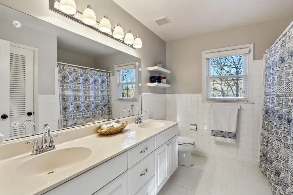 5015 Vallo Vista Court, Atlanta, Georgia 30342, 4 Bedrooms Bedrooms, ,2 BathroomsBathrooms,Residential,Sold,5015 Vallo Vista Court,6863529