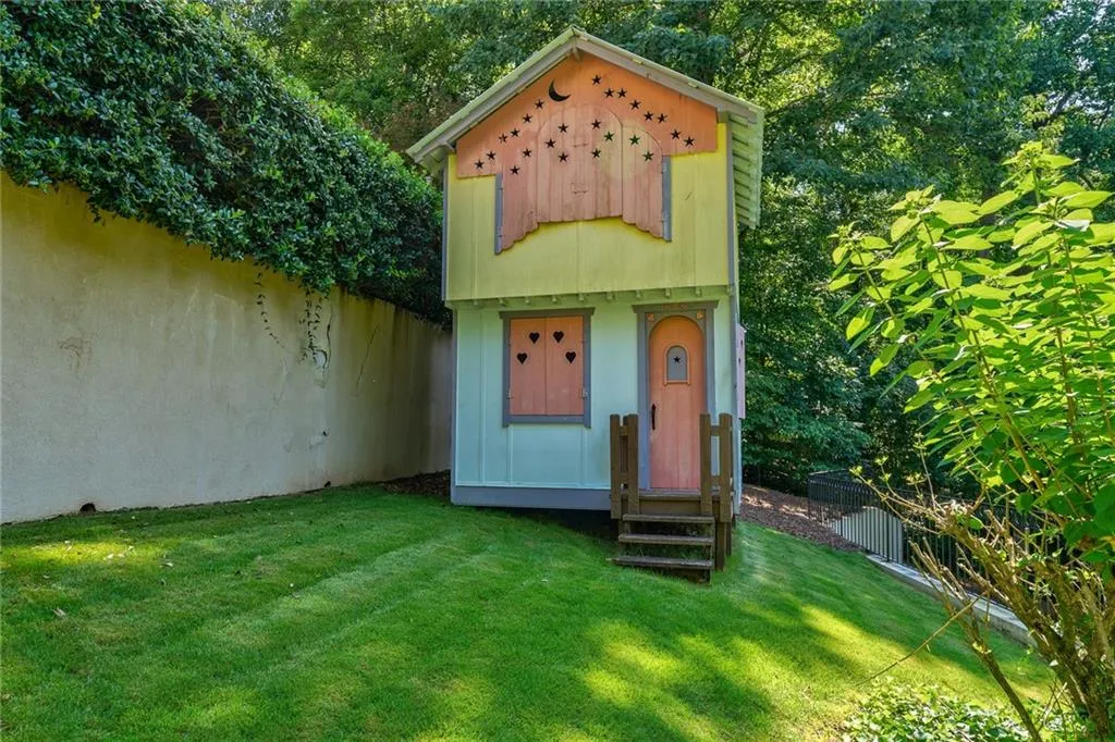 1370 Indian Trail, Sandy Springs, Georgia 30327, 6 Bedrooms Bedrooms, ,7 BathroomsBathrooms,Residential,Sold,1370 Indian Trail,6843194