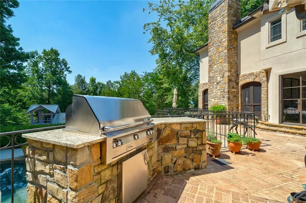 1370 Indian Trail, Sandy Springs, Georgia 30327, 6 Bedrooms Bedrooms, ,7 BathroomsBathrooms,Residential,Sold,1370 Indian Trail,6843194