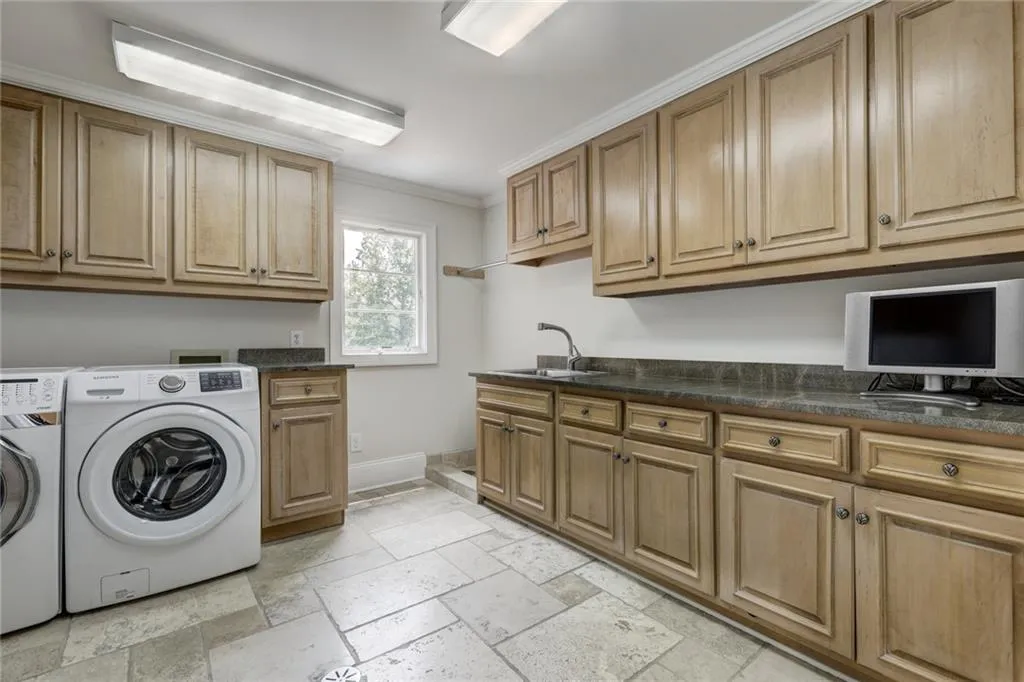 1370 Indian Trail, Sandy Springs, Georgia 30327, 6 Bedrooms Bedrooms, ,7 BathroomsBathrooms,Residential,Sold,1370 Indian Trail,6843194