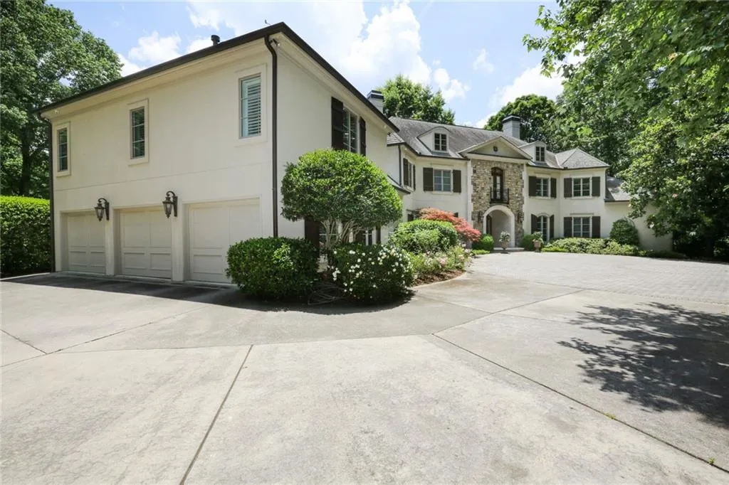 1370 Indian Trail, Sandy Springs, Georgia 30327, 6 Bedrooms Bedrooms, ,7 BathroomsBathrooms,Residential,Sold,1370 Indian Trail,6843194