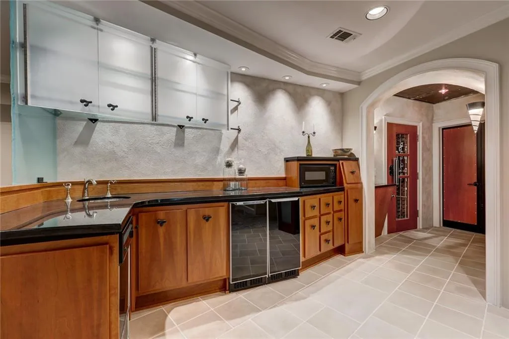 1370 Indian Trail, Sandy Springs, Georgia 30327, 6 Bedrooms Bedrooms, ,7 BathroomsBathrooms,Residential,Sold,1370 Indian Trail,6843194