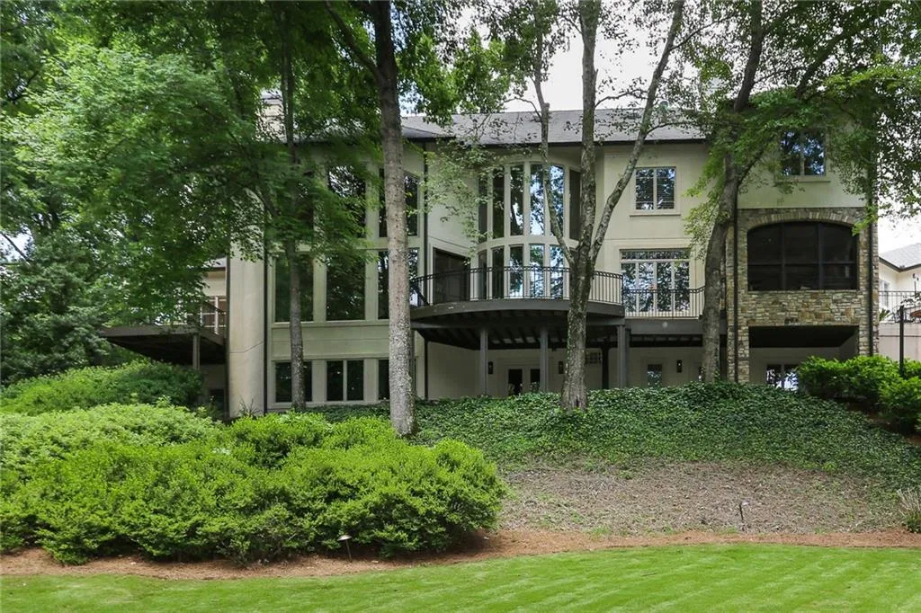 1370 Indian Trail, Sandy Springs, Georgia 30327, 6 Bedrooms Bedrooms, ,7 BathroomsBathrooms,Residential,Sold,1370 Indian Trail,6843194