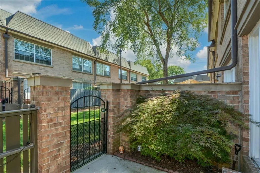 6980 Roswell Road Unit F5, Atlanta, Georgia 30328, 3 Bedrooms Bedrooms, ,2 BathroomsBathrooms,Residential,Sold,6980 Roswell Road Unit F5,7082695