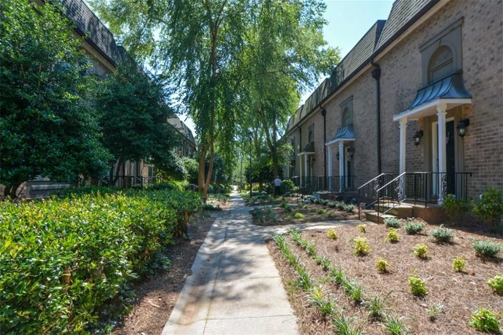 6980 Roswell Road Unit F5, Atlanta, Georgia 30328, 3 Bedrooms Bedrooms, ,2 BathroomsBathrooms,Residential,Sold,6980 Roswell Road Unit F5,7082695