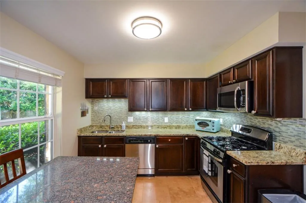 6980 Roswell Road Unit F5, Atlanta, Georgia 30328, 3 Bedrooms Bedrooms, ,2 BathroomsBathrooms,Residential,Sold,6980 Roswell Road Unit F5,7082695