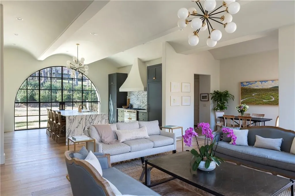 261 King Road Nw, Atlanta, Georgia 30342, 10 Bedrooms Bedrooms, ,9 BathroomsBathrooms,Residential,For Sale,261 King Road Nw,7684565