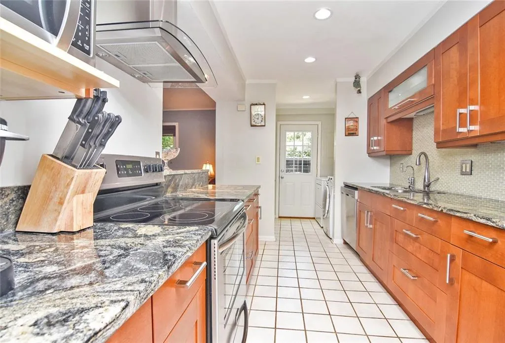 73 Forrest Place, Atlanta, Georgia 30328, 3 Bedrooms Bedrooms, ,2 BathroomsBathrooms,Residential,Sold,73 Forrest Place,6570076