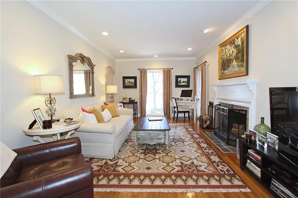 Atlanta, Georgia 30327, 3 Bedrooms Bedrooms, ,3 BathroomsBathrooms,Residential,Sold,5661035
