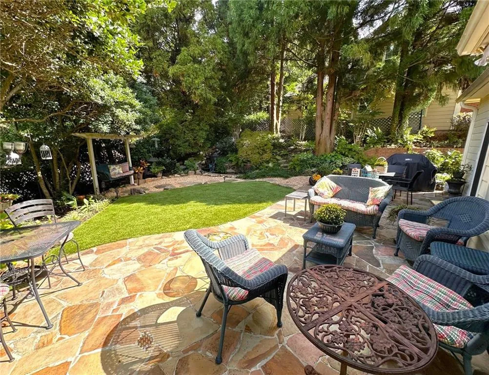 300 Spalding Gates Court, Atlanta, Georgia 30328, 3 Bedrooms Bedrooms, ,2 BathroomsBathrooms,Residential,Sold,300 Spalding Gates Court,7466281