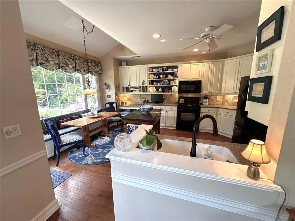 300 Spalding Gates Court, Atlanta, Georgia 30328, 3 Bedrooms Bedrooms, ,2 BathroomsBathrooms,Residential,Sold,300 Spalding Gates Court,7466281