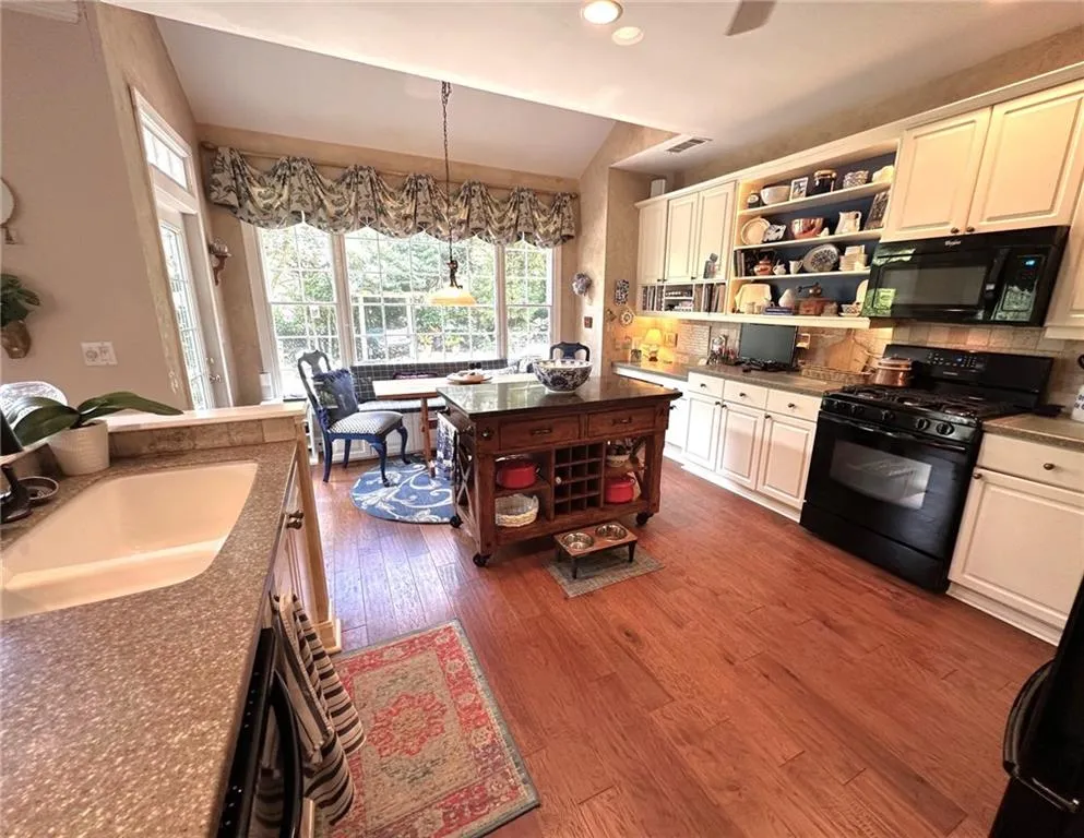 300 Spalding Gates Court, Atlanta, Georgia 30328, 3 Bedrooms Bedrooms, ,2 BathroomsBathrooms,Residential,Sold,300 Spalding Gates Court,7466281