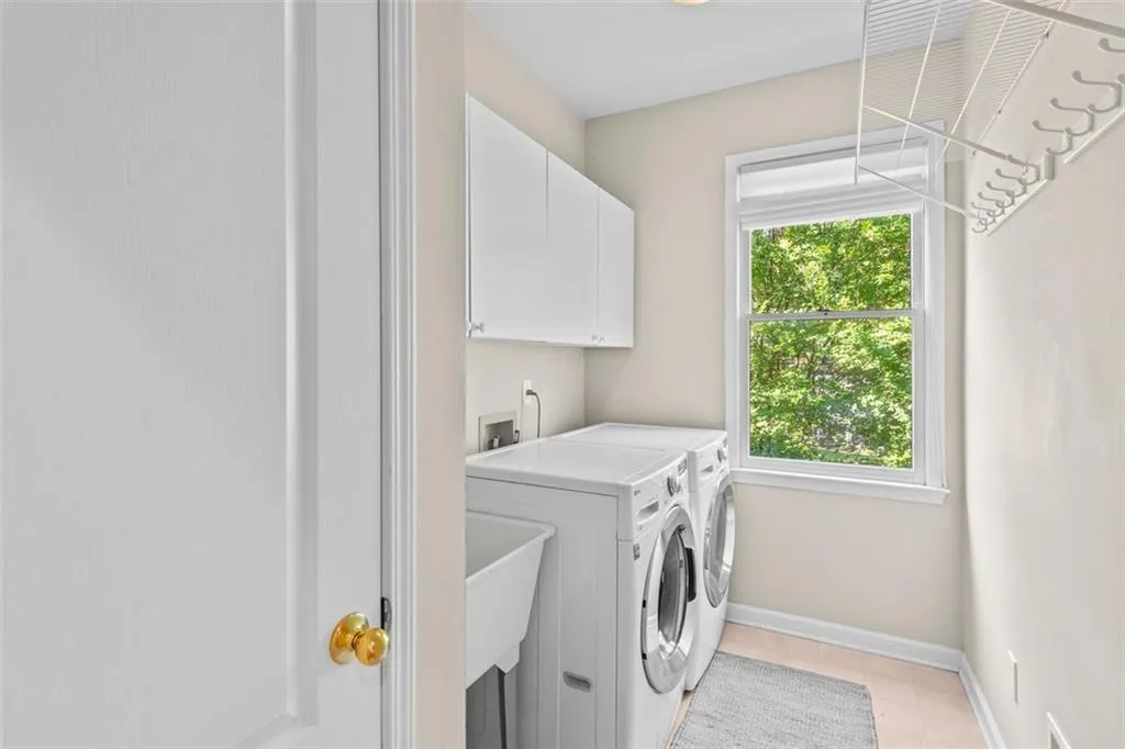 300 Fountain Oaks Lane, Atlanta, Georgia 30342, 4 Bedrooms Bedrooms, ,4 BathroomsBathrooms,Residential,Sold,300 Fountain Oaks Lane,7410009