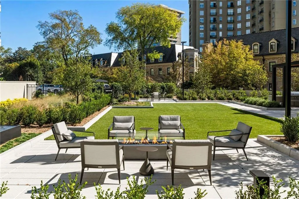 2660 Peachtree Road Nw Unit 39d, Atlanta, Georgia 30305, 1 Bedroom Bedrooms, 0 ,1 BathroomBathrooms,Residential,For Sale,2660 Peachtree Road Nw Unit 39d,7759961