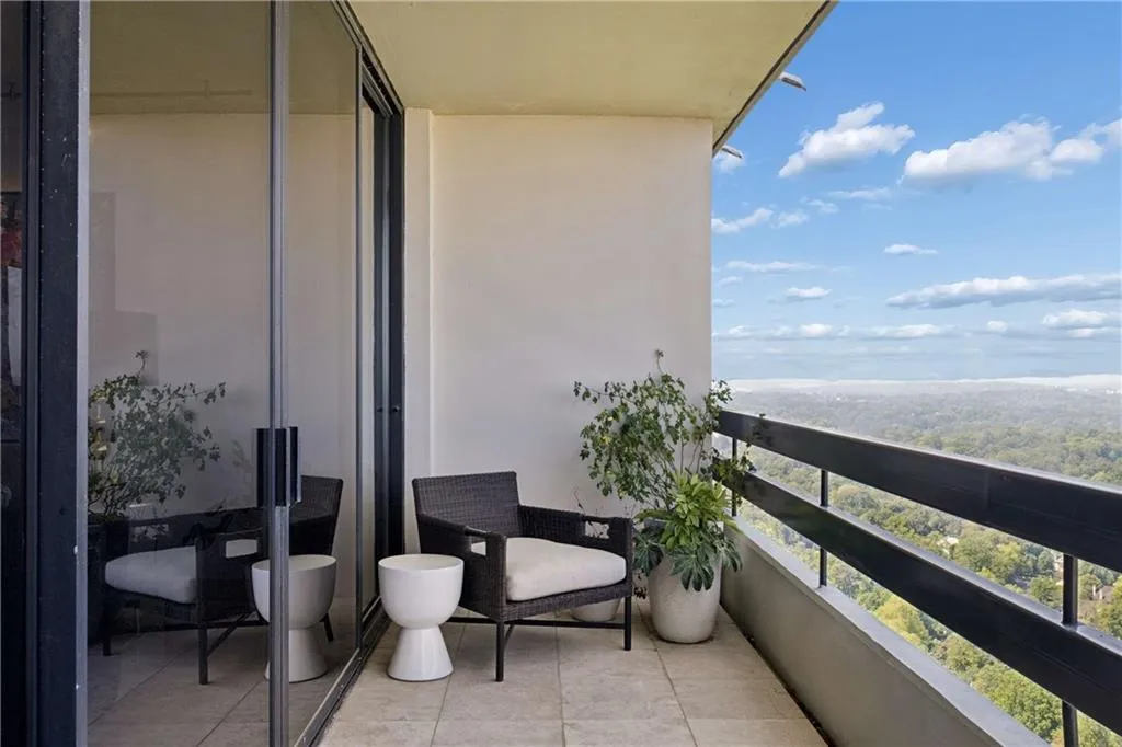 2660 Peachtree Road Nw Unit 39d, Atlanta, Georgia 30305, 1 Bedroom Bedrooms, 0 ,1 BathroomBathrooms,Residential,For Sale,2660 Peachtree Road Nw Unit 39d,7759961