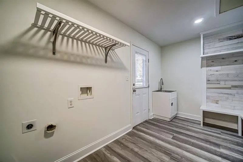 6185 Weatherly Drive, Sandy Springs, Georgia 30328, 4 Bedrooms Bedrooms, ,4 BathroomsBathrooms,Residential,Sold,6185 Weatherly Drive,6651036
