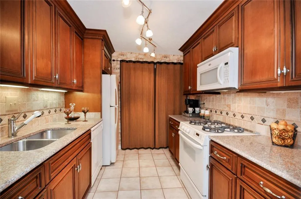 407 Natchez Trace, Sandy Springs, Georgia 30350, 2 Bedrooms Bedrooms, ,2 BathroomsBathrooms,Residential,Sold,407 Natchez Trace,5761346