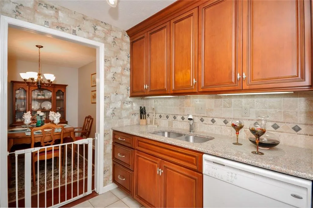 407 Natchez Trace, Sandy Springs, Georgia 30350, 2 Bedrooms Bedrooms, ,2 BathroomsBathrooms,Residential,Sold,407 Natchez Trace,5761346