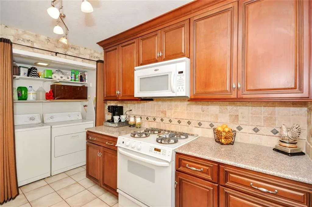 407 Natchez Trace, Sandy Springs, Georgia 30350, 2 Bedrooms Bedrooms, ,2 BathroomsBathrooms,Residential,Sold,407 Natchez Trace,5761346