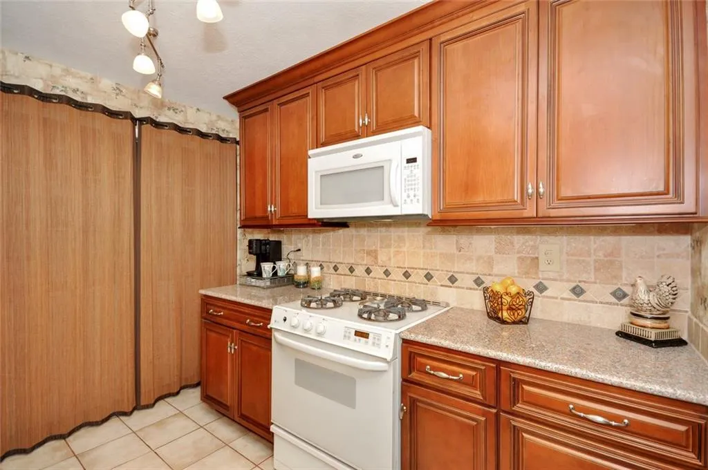 407 Natchez Trace, Sandy Springs, Georgia 30350, 2 Bedrooms Bedrooms, ,2 BathroomsBathrooms,Residential,Sold,407 Natchez Trace,5761346