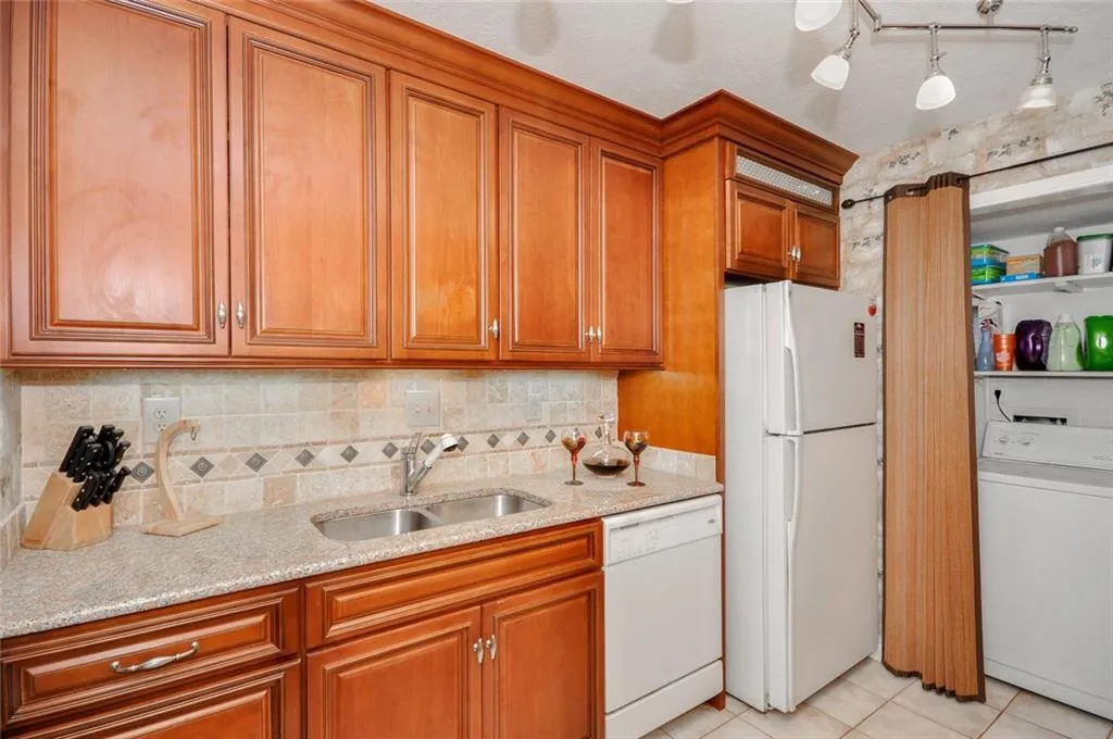 407 Natchez Trace, Sandy Springs, Georgia 30350, 2 Bedrooms Bedrooms, ,2 BathroomsBathrooms,Residential,Sold,407 Natchez Trace,5761346