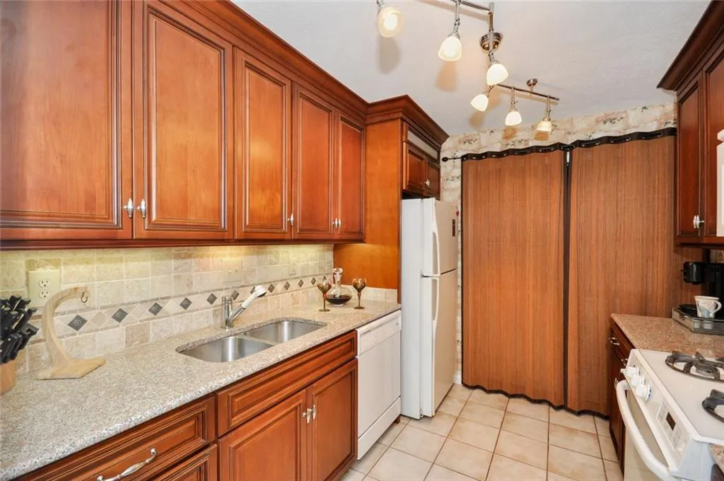 407 Natchez Trace, Sandy Springs, Georgia 30350, 2 Bedrooms Bedrooms, ,2 BathroomsBathrooms,Residential,Sold,407 Natchez Trace,5761346