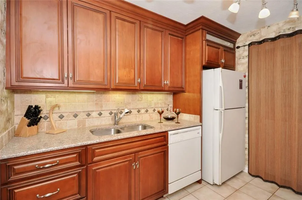 407 Natchez Trace, Sandy Springs, Georgia 30350, 2 Bedrooms Bedrooms, ,2 BathroomsBathrooms,Residential,Sold,407 Natchez Trace,5761346