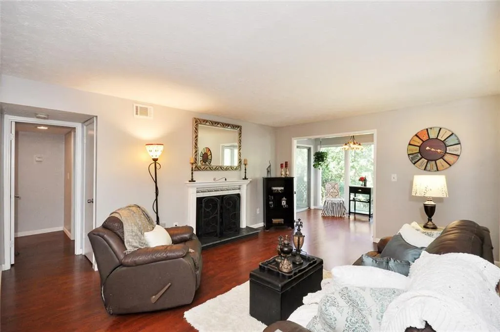 407 Natchez Trace, Sandy Springs, Georgia 30350, 2 Bedrooms Bedrooms, ,2 BathroomsBathrooms,Residential,Sold,407 Natchez Trace,5761346