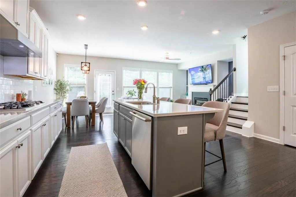 363 Provenance Drive, Sandy Springs, Georgia 30328, 3 Bedrooms Bedrooms, ,3 BathroomsBathrooms,Residential,Sold,363 Provenance Drive,7119269