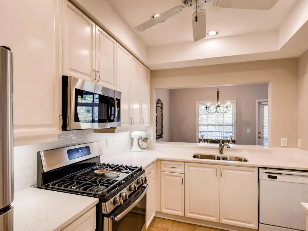 3636 Habersham Road Nw Unit 1202, Atlanta, Georgia 30305, 2 Bedrooms Bedrooms, ,2 BathroomsBathrooms,Residential,Sold,3636 Habersham Road Nw Unit 1202,6075477
