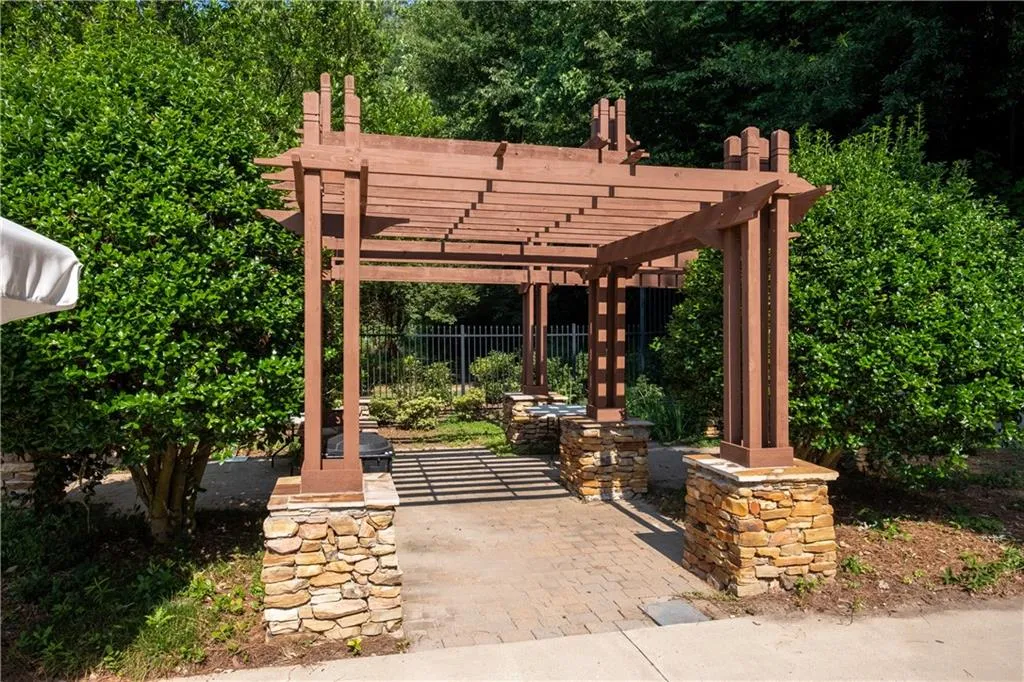 6940 Roswell Road Unit 5e, Atlanta, Georgia 30328, 2 Bedrooms Bedrooms, ,1 BathroomBathrooms,Residential,Sold,6940 Roswell Road Unit 5e,7061004