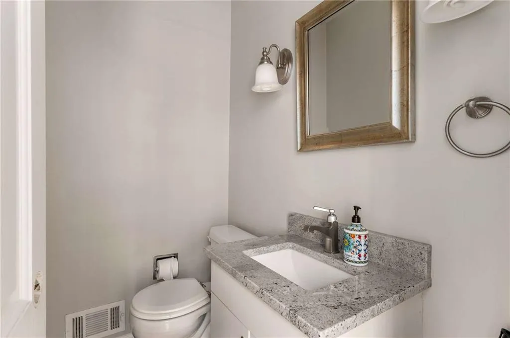 5300 New London Trace, Sandy Springs, Georgia 30327, 5 Bedrooms Bedrooms, ,3 BathroomsBathrooms,Residential,Sold,5300 New London Trace,7383282