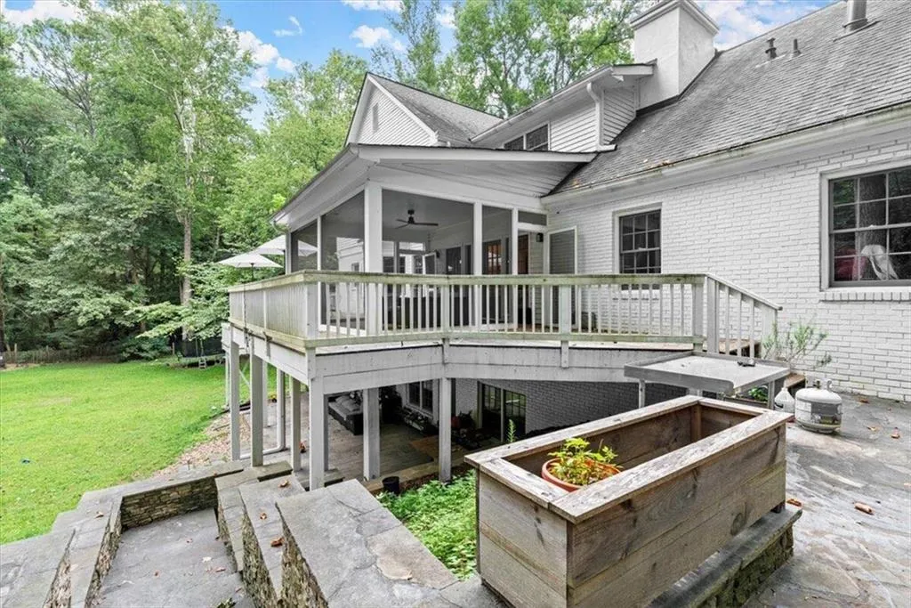 5300 New London Trace, Sandy Springs, Georgia 30327, 5 Bedrooms Bedrooms, ,3 BathroomsBathrooms,Residential,Sold,5300 New London Trace,7383282
