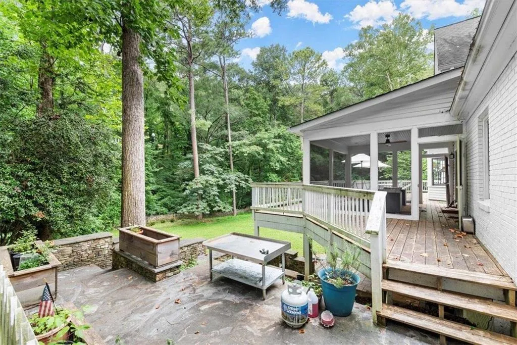 5300 New London Trace, Sandy Springs, Georgia 30327, 5 Bedrooms Bedrooms, ,3 BathroomsBathrooms,Residential,Sold,5300 New London Trace,7383282