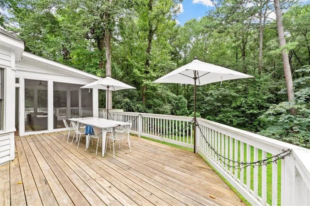 5300 New London Trace, Sandy Springs, Georgia 30327, 5 Bedrooms Bedrooms, ,3 BathroomsBathrooms,Residential,Sold,5300 New London Trace,7383282