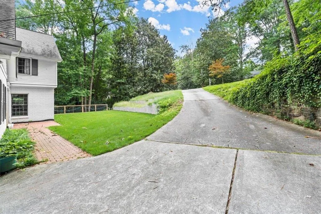 5300 New London Trace, Sandy Springs, Georgia 30327, 5 Bedrooms Bedrooms, ,3 BathroomsBathrooms,Residential,Sold,5300 New London Trace,7383282